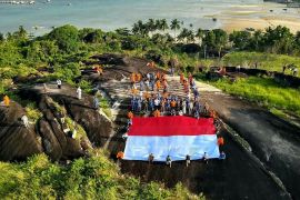 SAR Natuna bentang Merah Putih 106 meter sambut HUT Ke-81 RI
