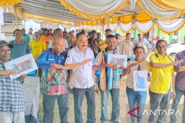 Robert Kardinal salurkan bantuan alsintan ke kelompok tani di Kota Sorong