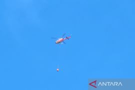Khofifah: BNPB kirim satu helikopter "water bombing" tambahan ke Bromo