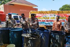 Polres Bangka Selatan salurkan air bersih bagi warga terdampak kekeringan