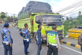 Dishub Rejang Lebong pasang rambu larangan parkir di Jembatan Kesambe