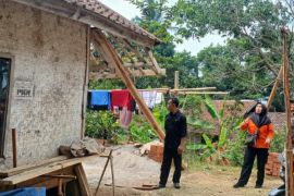 BPBD Garut mengasesmen rumah warga yang rusak akibat gempa bumi