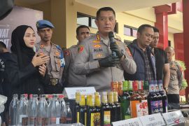 Polresta Bandung sita 6.624 botol miras berpita cukai palsu