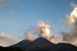 Gunung Lewotobi Laki-laki erupsi empat kali, abu mencapai 500 meter