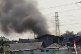 Sebanyak 65 personel damkar padamkan kebakaran rumah dekat Terminal UKI