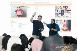 Di hadapan Seskab Teddy, orang tua siswa SR berlinang air mata haru