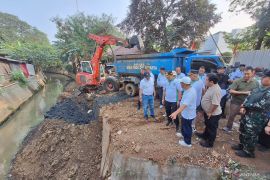 Pemkot Jaksel targetkan pengerukan saluran PHB Taman Alfa rampung September