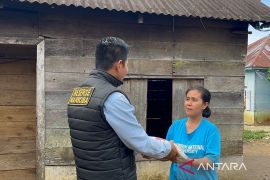 Satresnarkoba Polres Tapsel salurkan beras untuk lansia dan warga kurang mampu