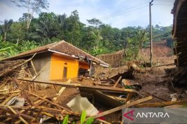 Bandung Barat mempercepat pembangunan huntap korban longsor Cipongkor