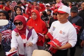 Pemkot Depok gelorakan cinta tanah air dengan membagikan bendera merah putih