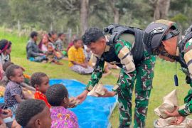Satgas Yonif 511/DY gelar makan bergizi ke-22 di Lanny Jaya