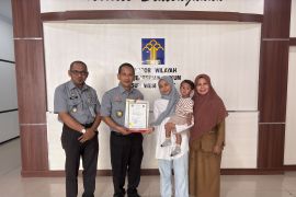 Kemenkum Sulbar serahkan Sertifikat Apostille akan digunakan di India