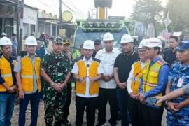 Pemprov Sulsel perbaiki jalan strategis di Moncongloe Maros