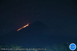 Luncuran lava pijar Gunung Karangetang tak jangkau permukiman warga Sitaro