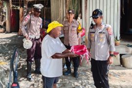 Polisi ajak warga Karubaga kibarkan Merah Putih jelang HUT ke 81 RI