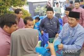 Pemkab Tanjabbar serahkan bantuan sosial kepada masyarakat