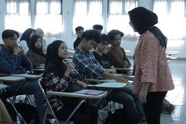 OJK gencarkan edukasi mahasiswa untuk waspada aktivitas keuangan ilegal