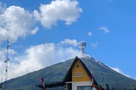 Pos pengamat: Aktivitas gunung Lewotolok menurun, status tetap Level II