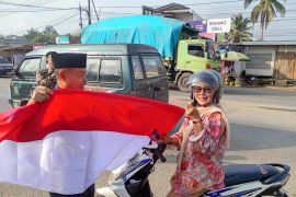 Pemkab Dharmasraya bagikan ratusan bendera untuk masyarakat