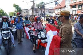 Pemkot Banjarmasin bagikan ribuan bendera Merah Putih ke masyarakat