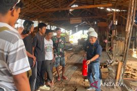 Poliban dorong pengrajin kayu Alalak Banjarmasin terapkan K3
