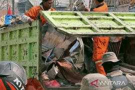 Satpol PP Karawang tertibkan puluhan bangunan liar di wilayah perkotaan