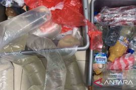 Polisi sita 25 liter sopi dan sembilan sajam di Pelabuhan Ambon