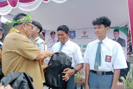 Gubernur Babel serahkan bantuan perlengkapan sekolah di Belitung