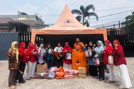 BPBD salurkan bantuan untuk korban kebakaran pabrik bingkai di Jaktim