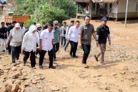 Pemprov Banten realisasikan perbaikan jalan desa di Pandeglang