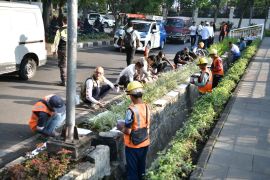ASN poles dan percantik kawasan Gedung Sate sambut HUT ke-81 RI