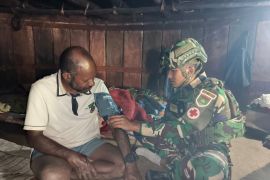 Yonif 136/TS periksa kesehatan warga Wineri Puncak Jaya dari honai ke honai