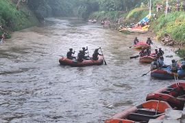 DLHK Kota Depok dampingi delegasi negara anggota ASEAN susuri Sungai Ciliwung