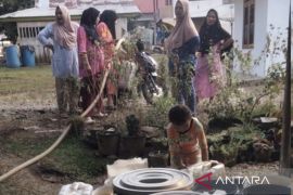 Pemkab Merangin salurkan air bersih jangkau warga terdampak kemarau