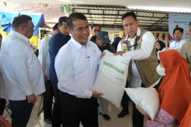 Dirut Bulog dan Kepala Bapanas salurkan bantuan pangan di Surabaya