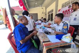 Ditjenpas Papua Barat salurkan sembako dan buka layanan cek kesehatan