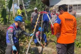 Tim SAR mengevakuasi warga yang jatuh ke sumur di Tasikmalaya