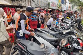 Ratusan motor terjaring penertiban parkir liar di Cengkareng Jakbar