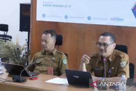 Dispar Kaltim kibarkan bendera di bawah laut bersama hiu pada HUT RI