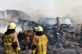 Gulkarmat Jaktim ungkap kendala padamkan kebakaran pabrik bingkai