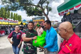 Kodam Pattimura bagikan 1.000 paket sembako bagi masyarakat Ambon wujudkan kepedulian sosial