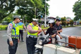 Polres Simeulue bagikan bendera pada masyarakat sambut HUT RI