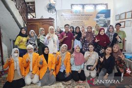 Dosen UNJA Latih KWT Sipin Danau Sejahtera Olah Jamur Tiram Jadi Bakso