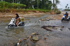 Warga menyeberangi sungai di Padang