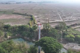 Jembatan permudah petani bawa hasil panen di Ridomanah