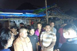 Aparat gabungan razia rumah penampungan imigran di Pekanbaru Riau