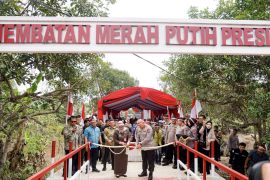 Wali Kota Banjarbaru dampingi Kapolda resmikan Jembatan Merah Putih