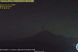 Semeru alami erupsi disertai suara gemuruh kuat Kamis dini hari