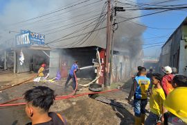 Kebakaran hebat melanda sejumlah toko di Sudiang Makassar