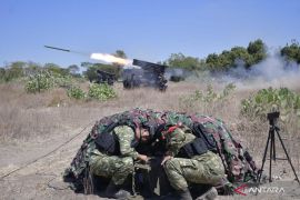 Korps Marinir uji roket MLRS Vampire di Situbondo